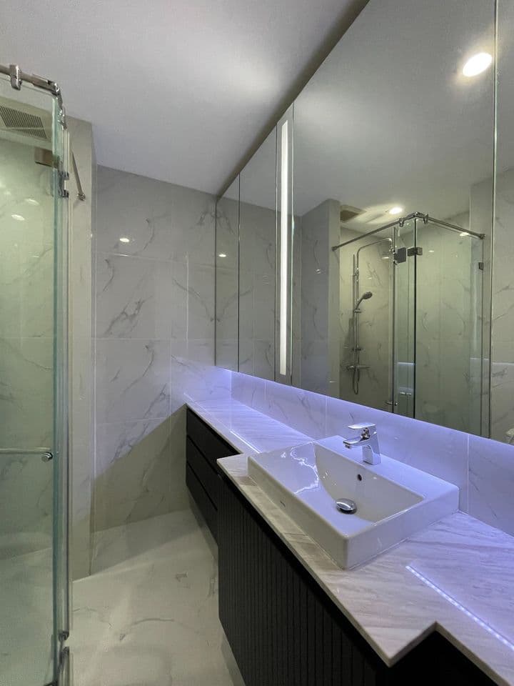 4956 – 302_bathroom.jpg