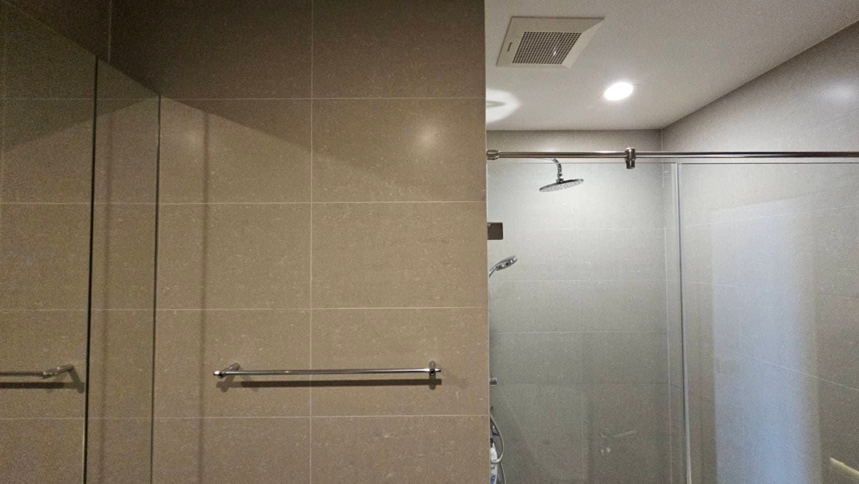 4964 – 302_bathroom.jpg