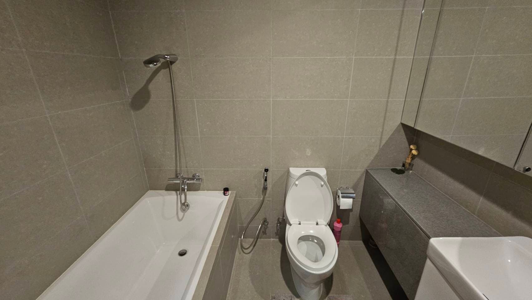 4964 – 303_bathroom.jpg