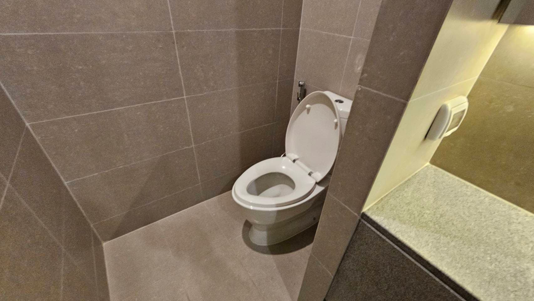 4964 – 305_bathroom.jpg