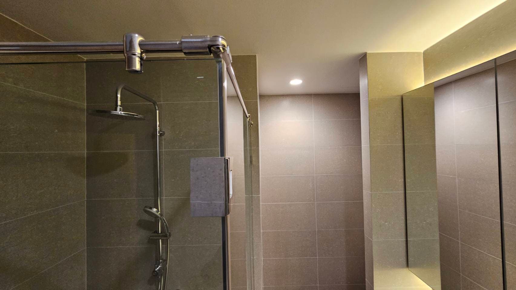 4964 – 306_bathroom.jpg