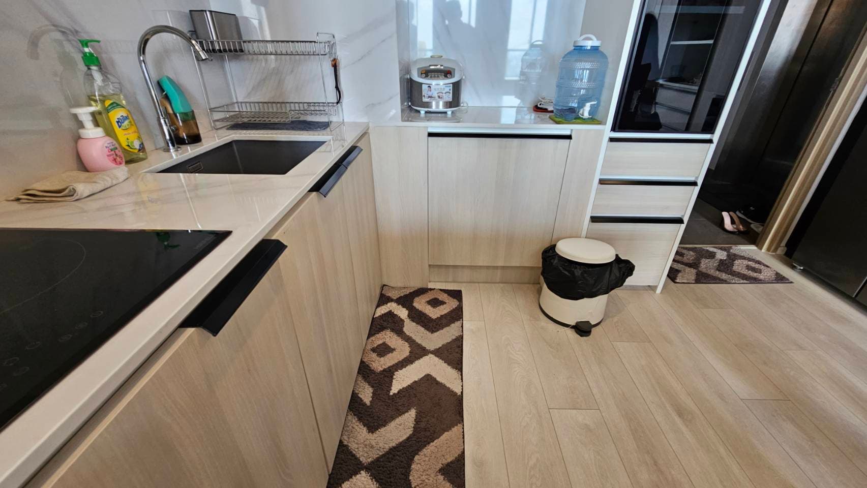 4964 – 402_kitchen.jpg