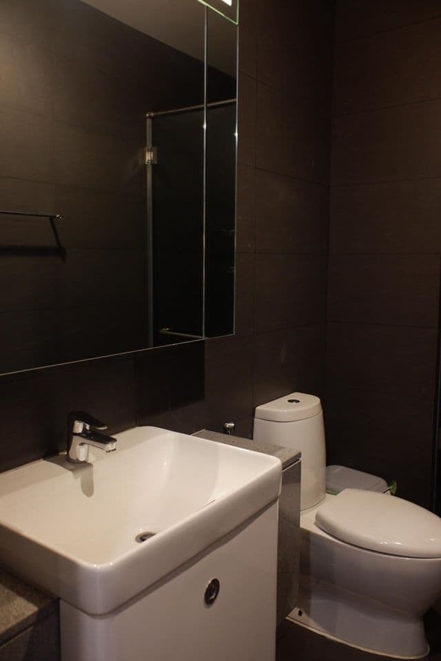 4982 – 301_bathroom.jpg