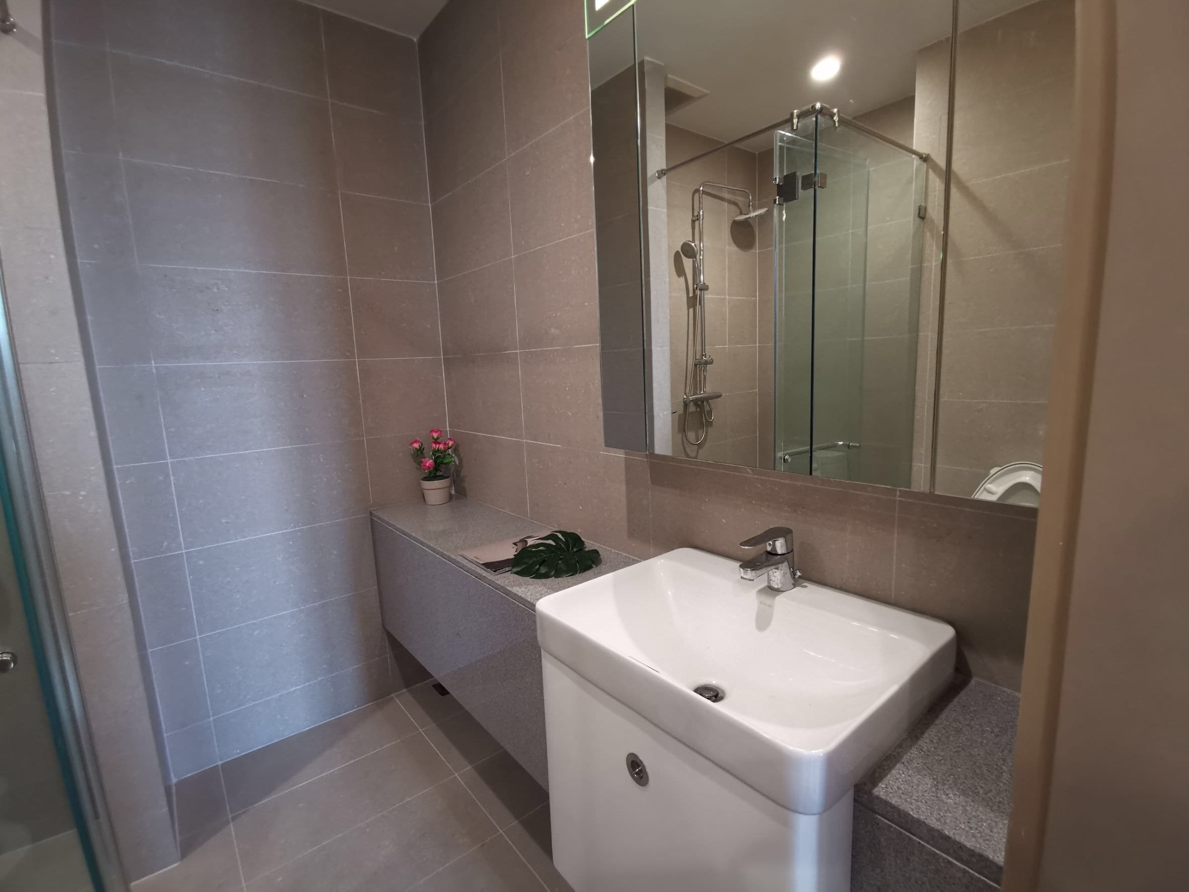 4993 – 301_bathroom.jpg