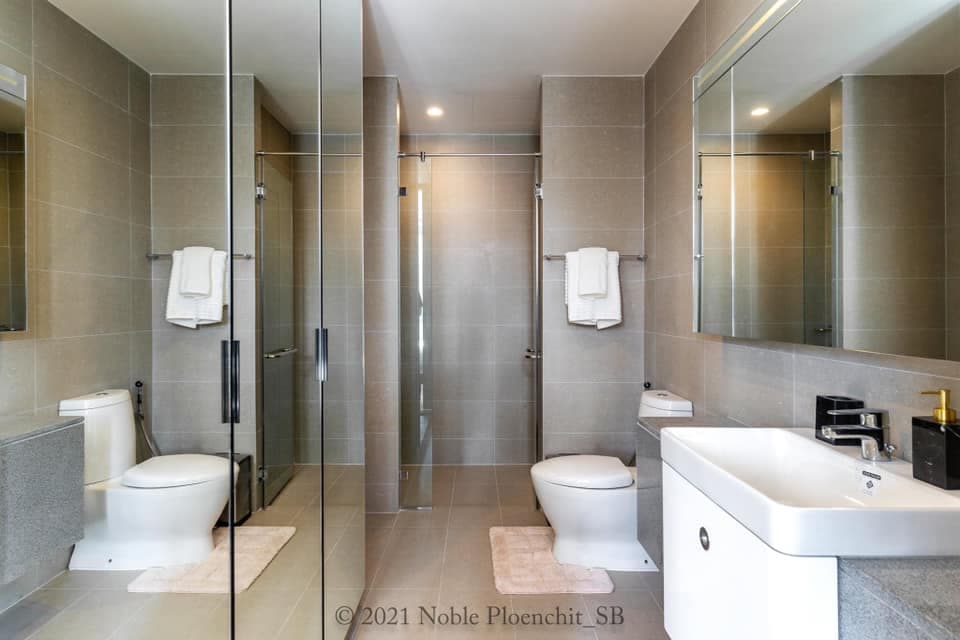 4997 – 302_bathroom.jpg