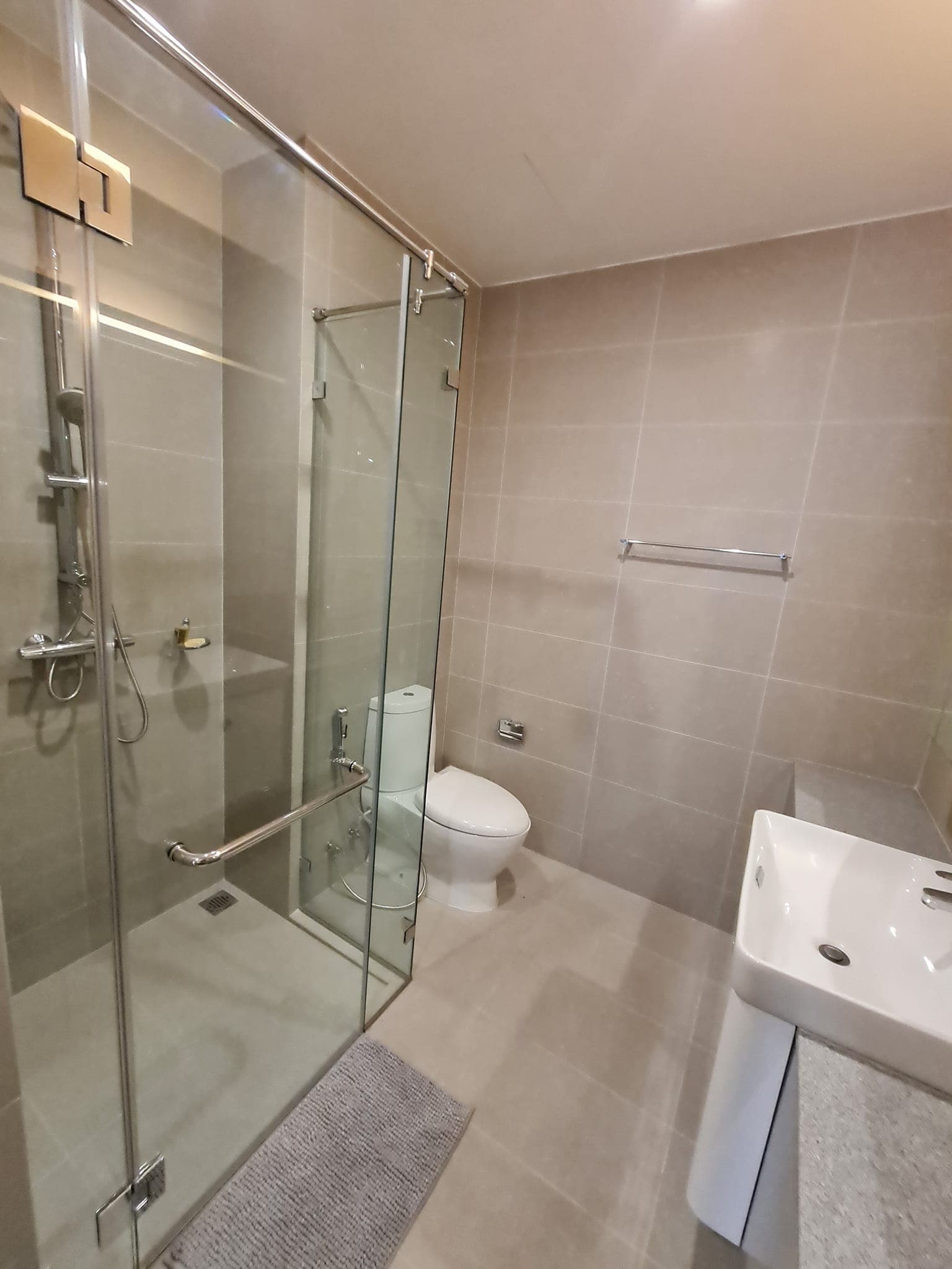 5004 – 302_bathroom.jpg
