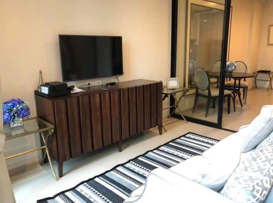 5005 – 105_living_room.jpg