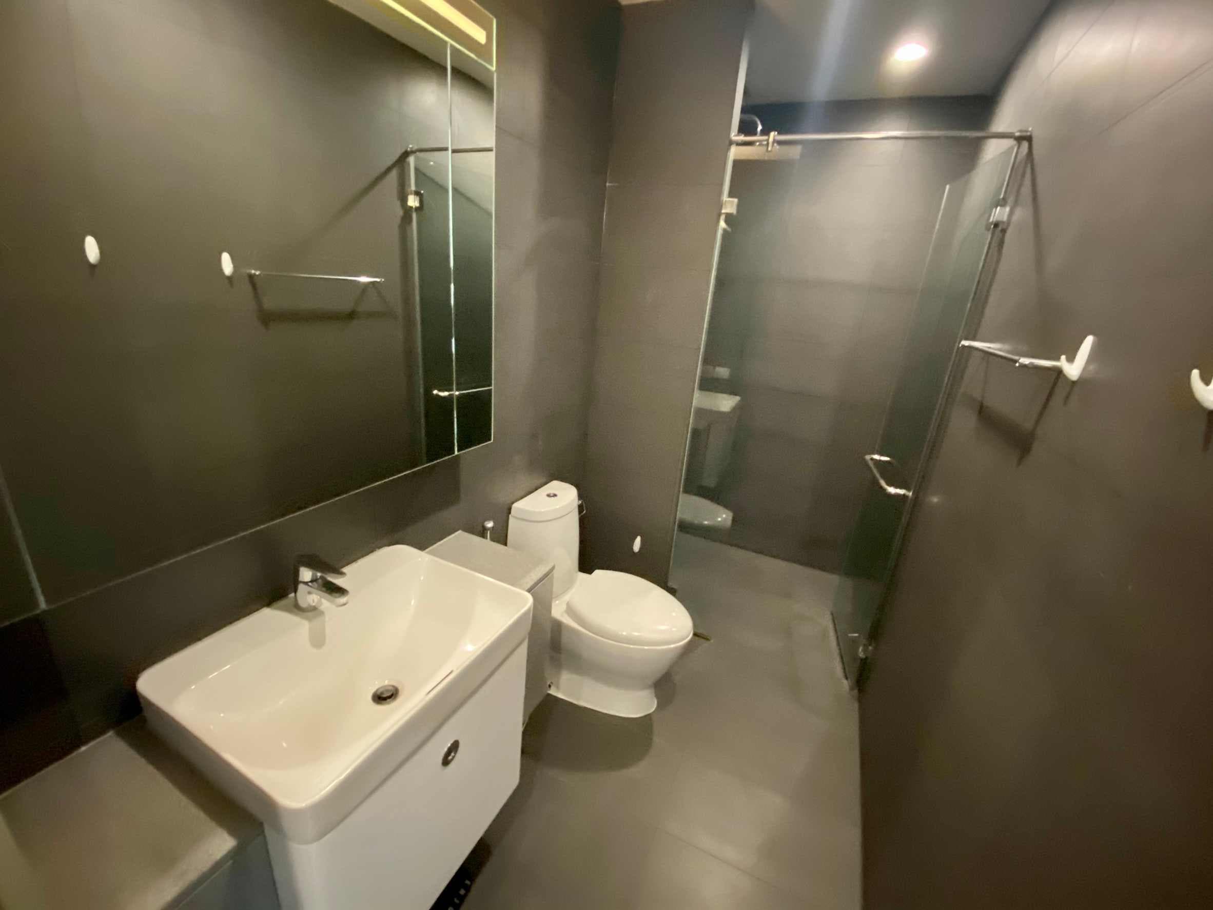5007 – 302_bathroom.jpg