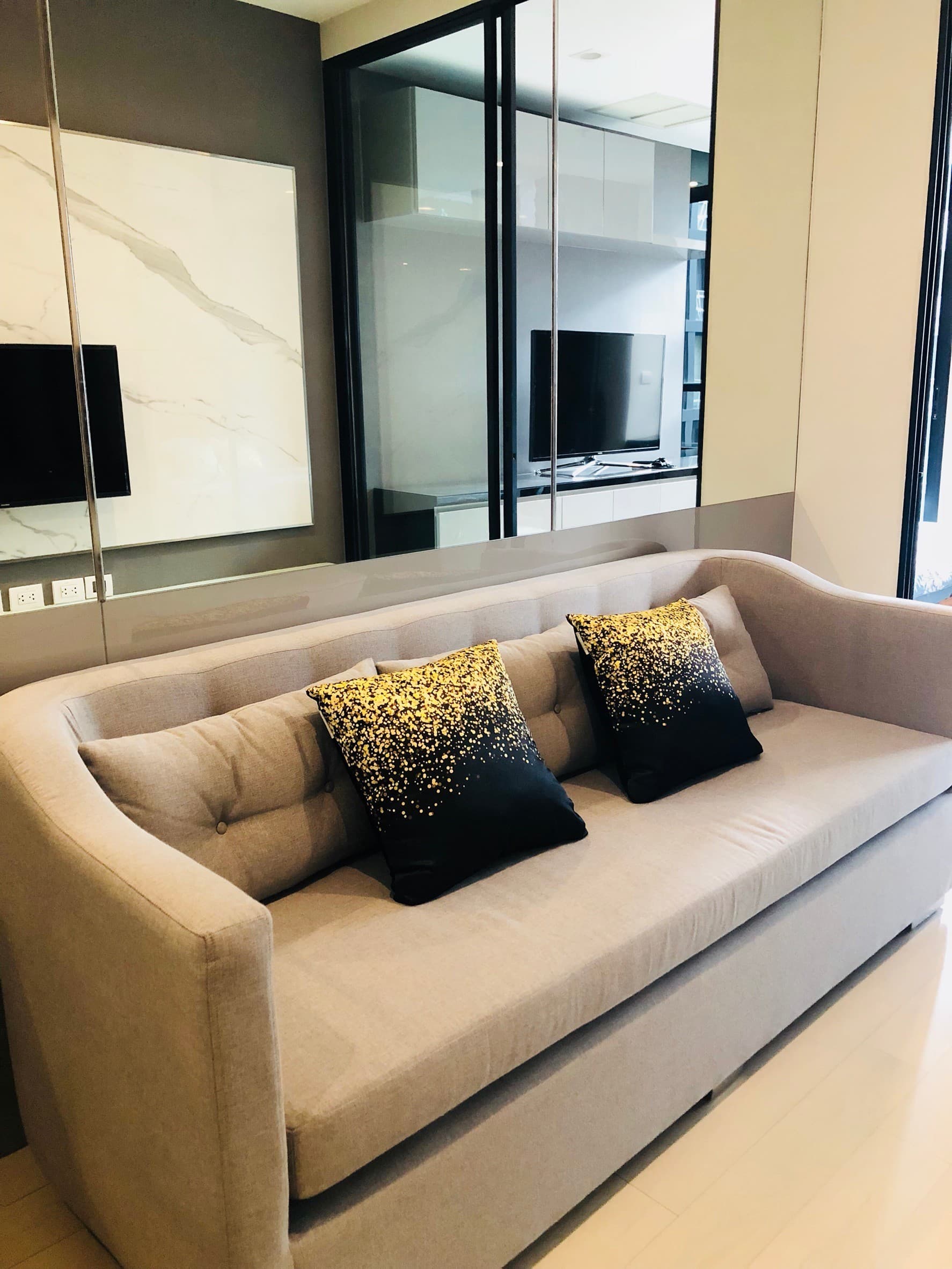 5017 – 102_living_room.jpg