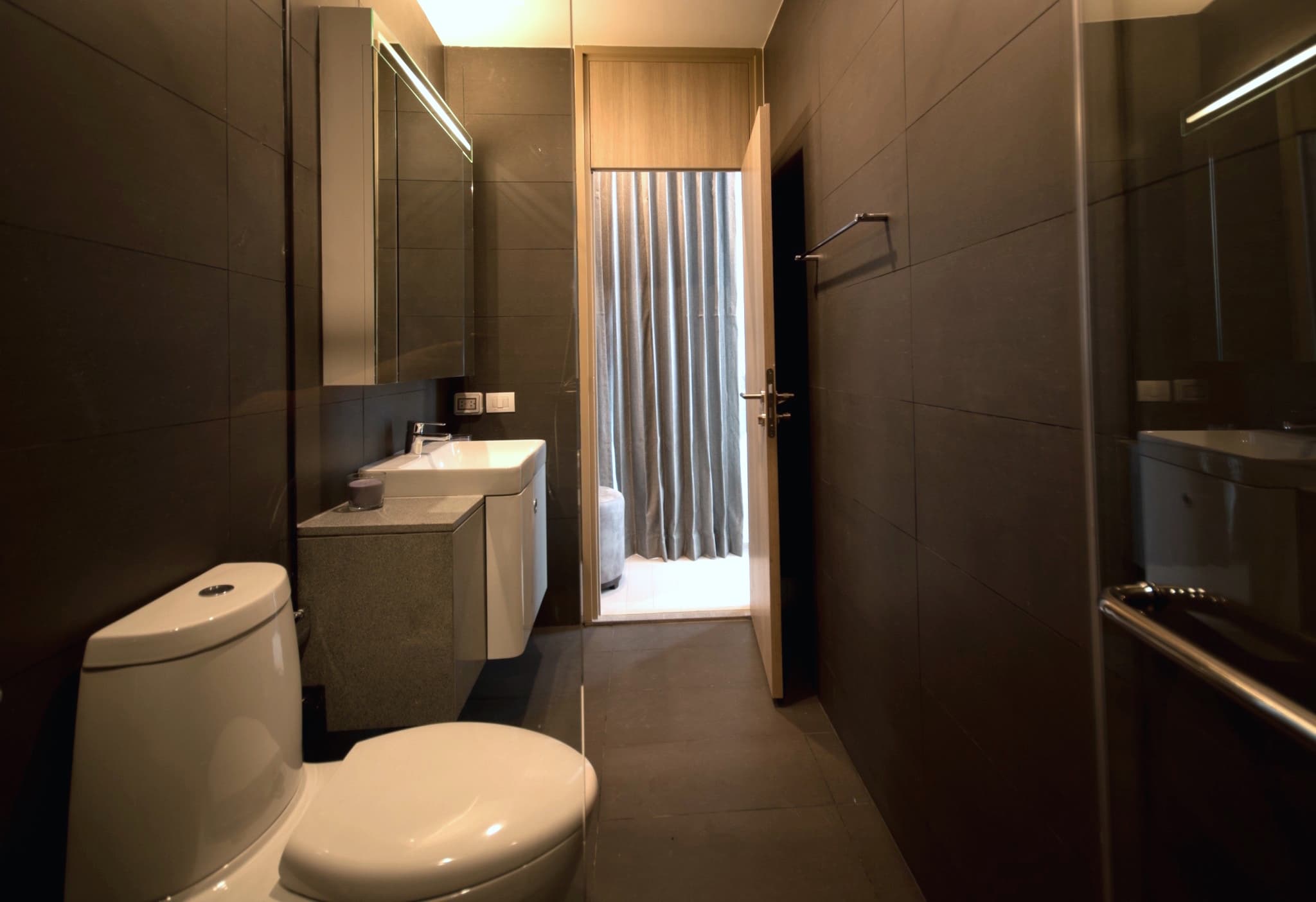 5028 – 305_bathroom.jpg