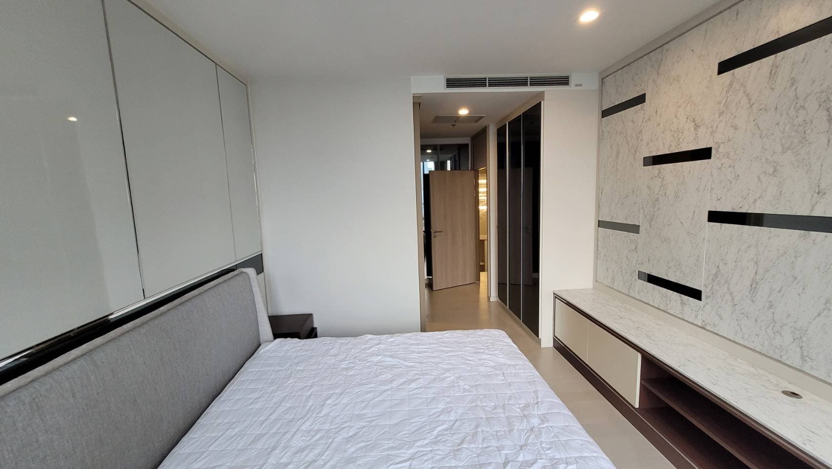 5036 – 203_bedroom.jpg