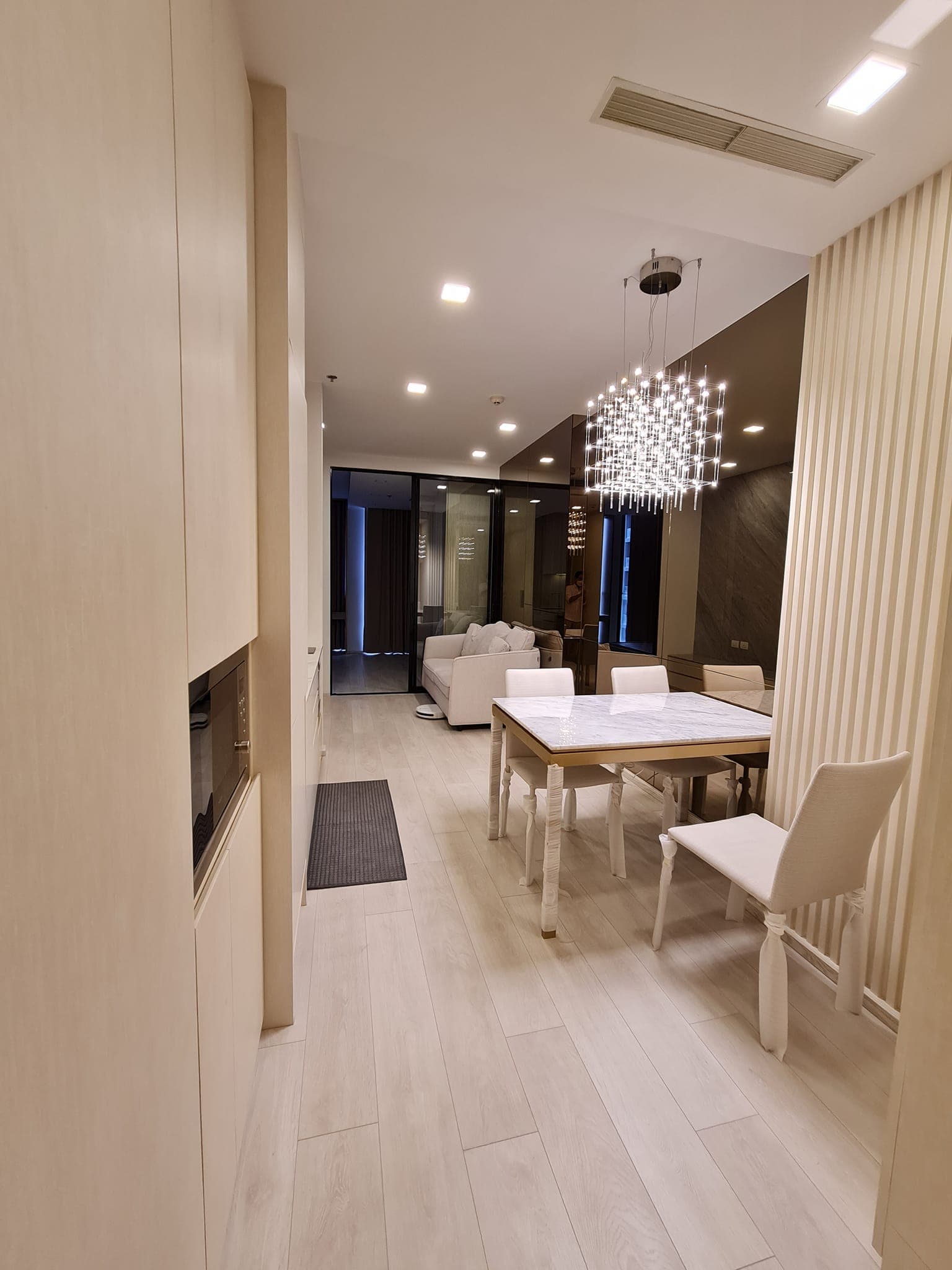 5041 – 102_living_room.jpg