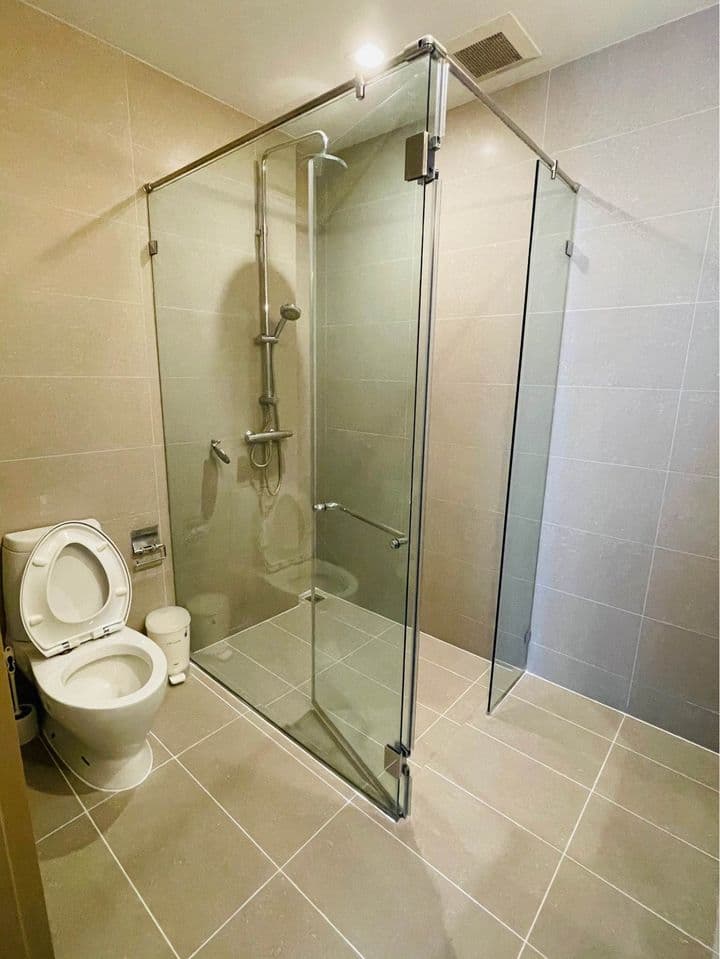5049 – 302_bathroom.jpg