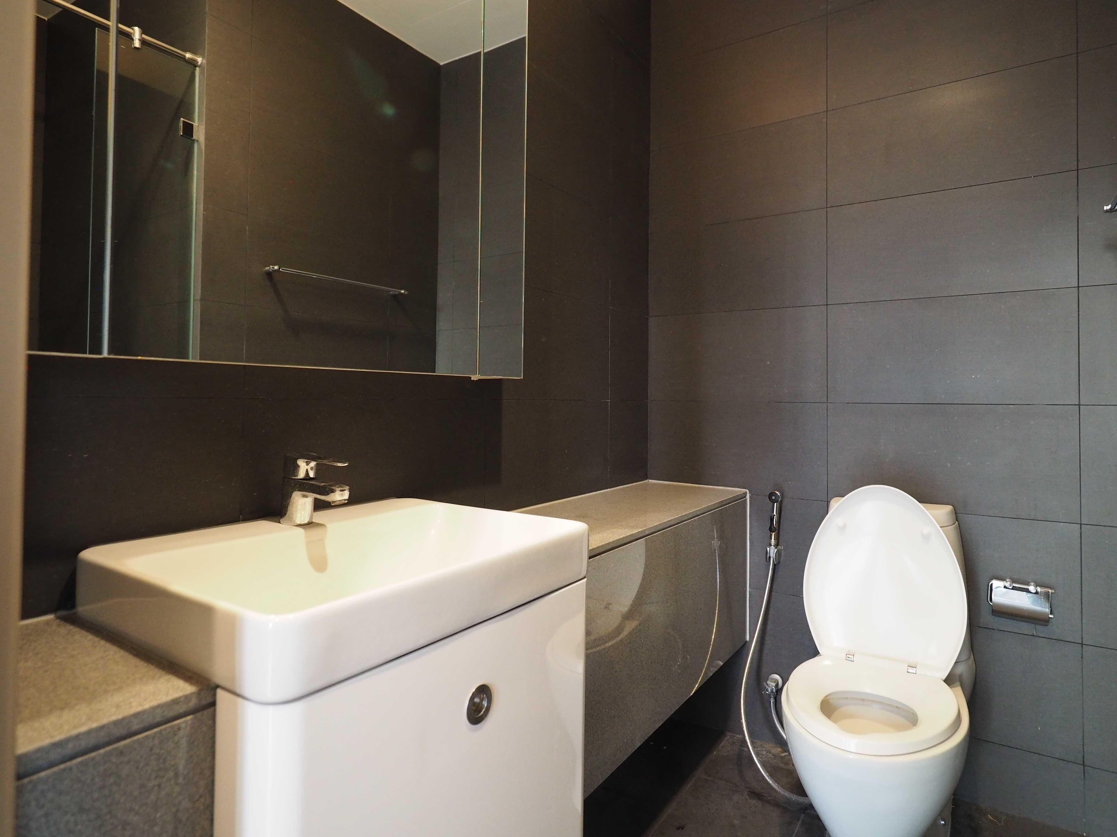 5052 – 301_bathroom.jpg
