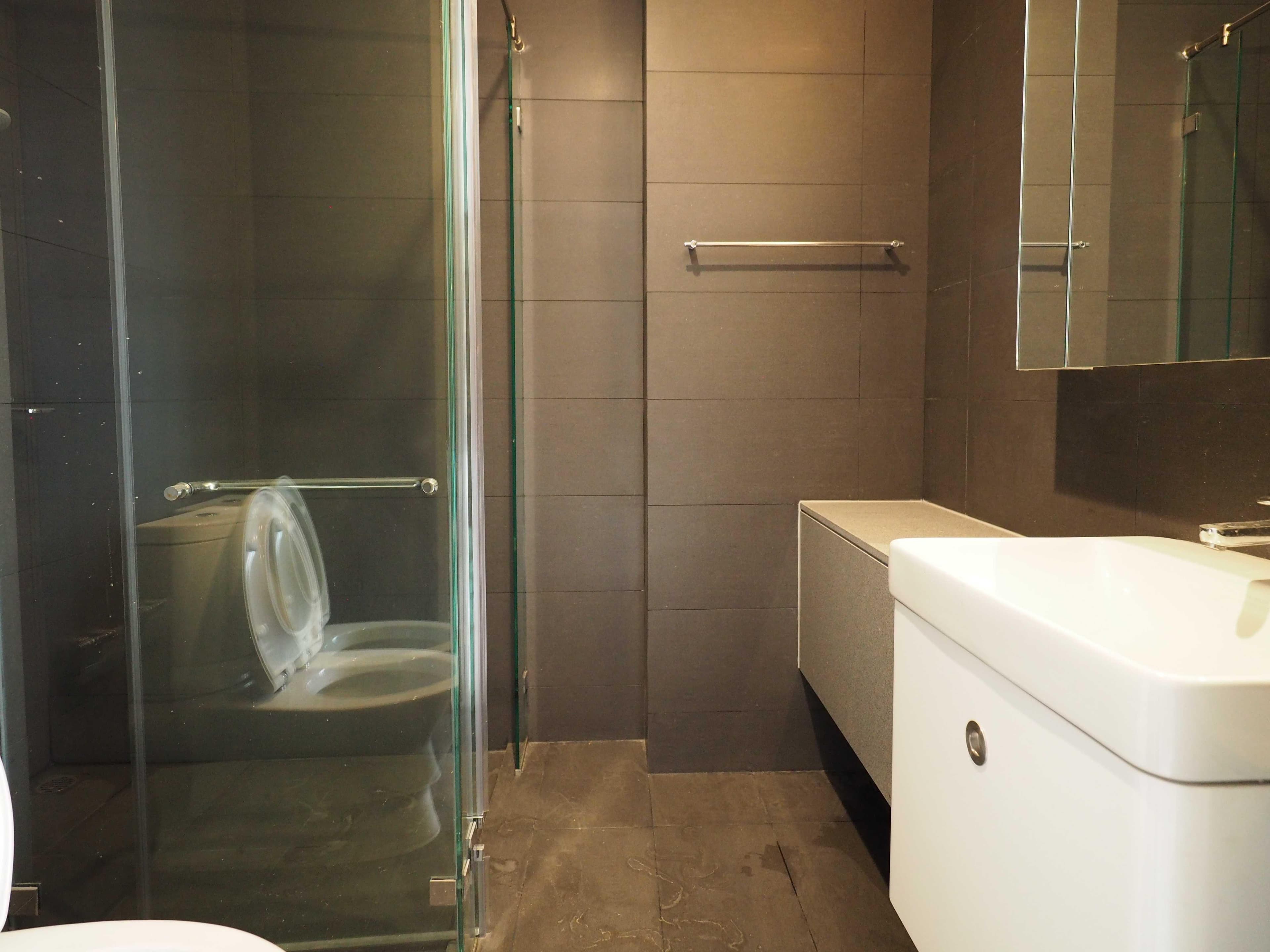 5052 – 302_bathroom.jpg