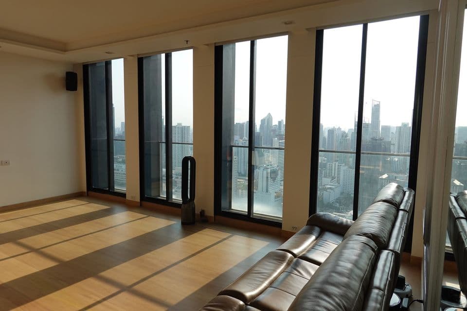 5070 – 102_living_room.jpg