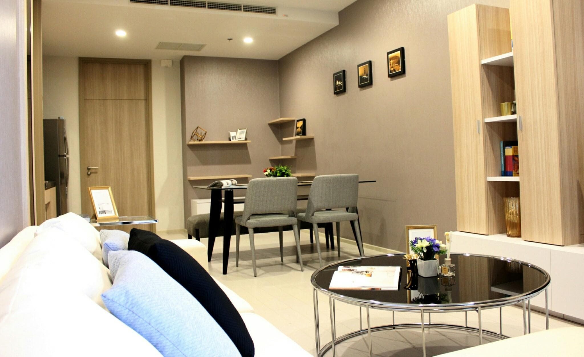 5121 – 102_living_room.jpg