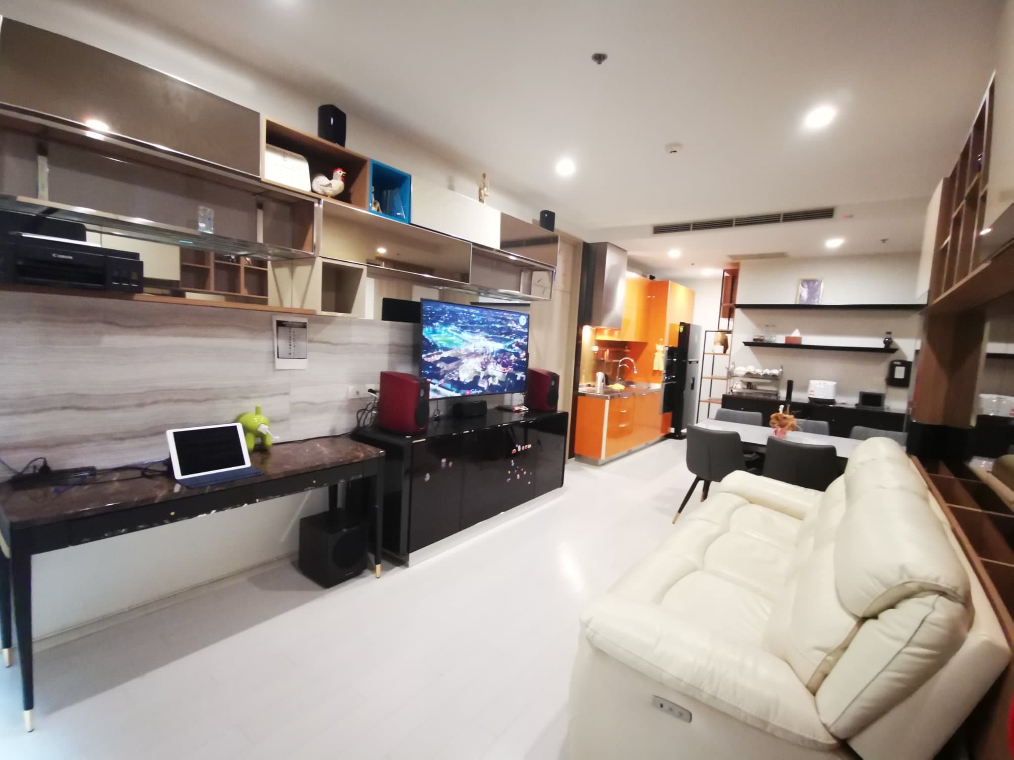 5126 – 101_living_room.jpg