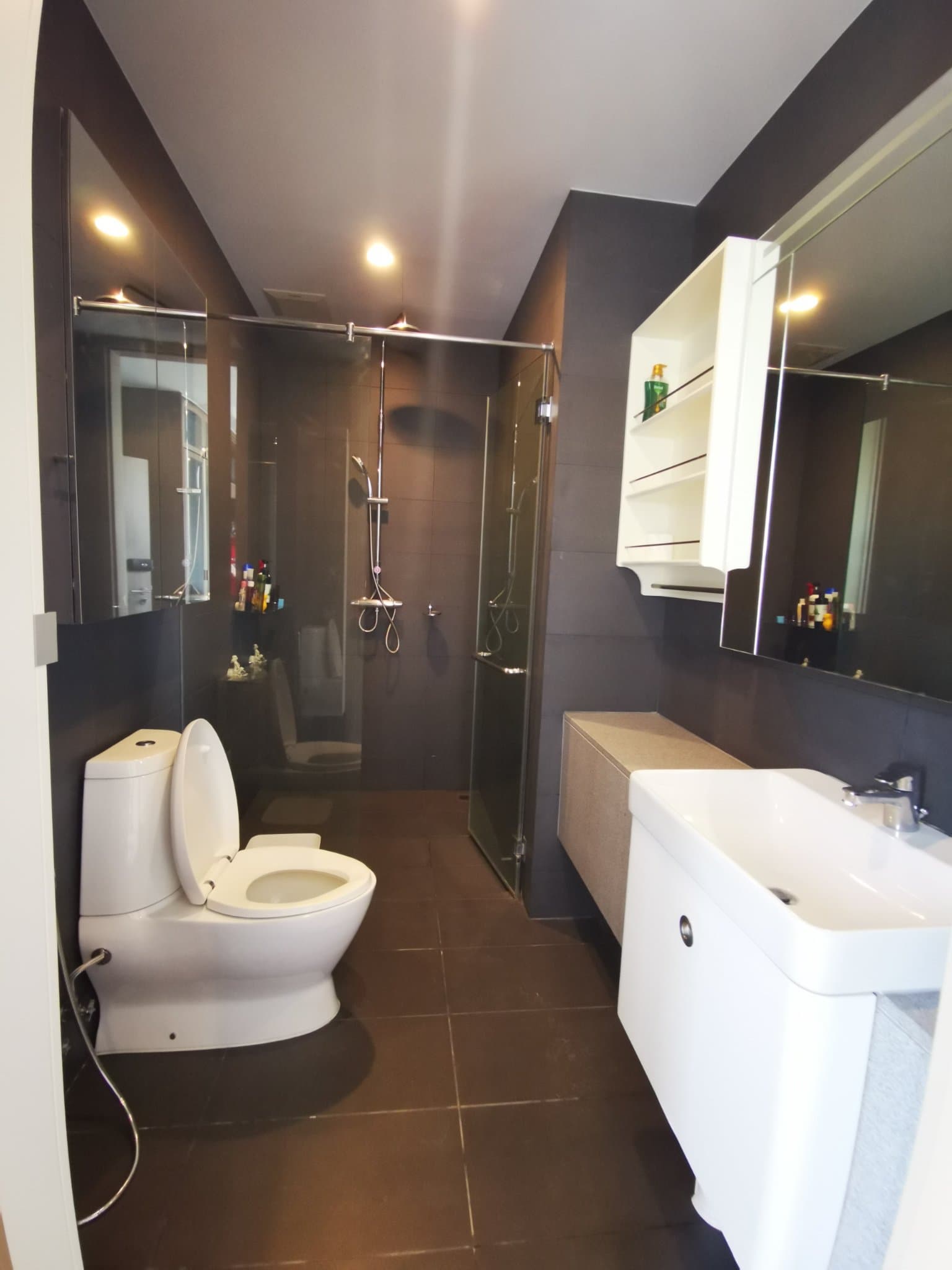 5126 – 302_bathroom.jpg