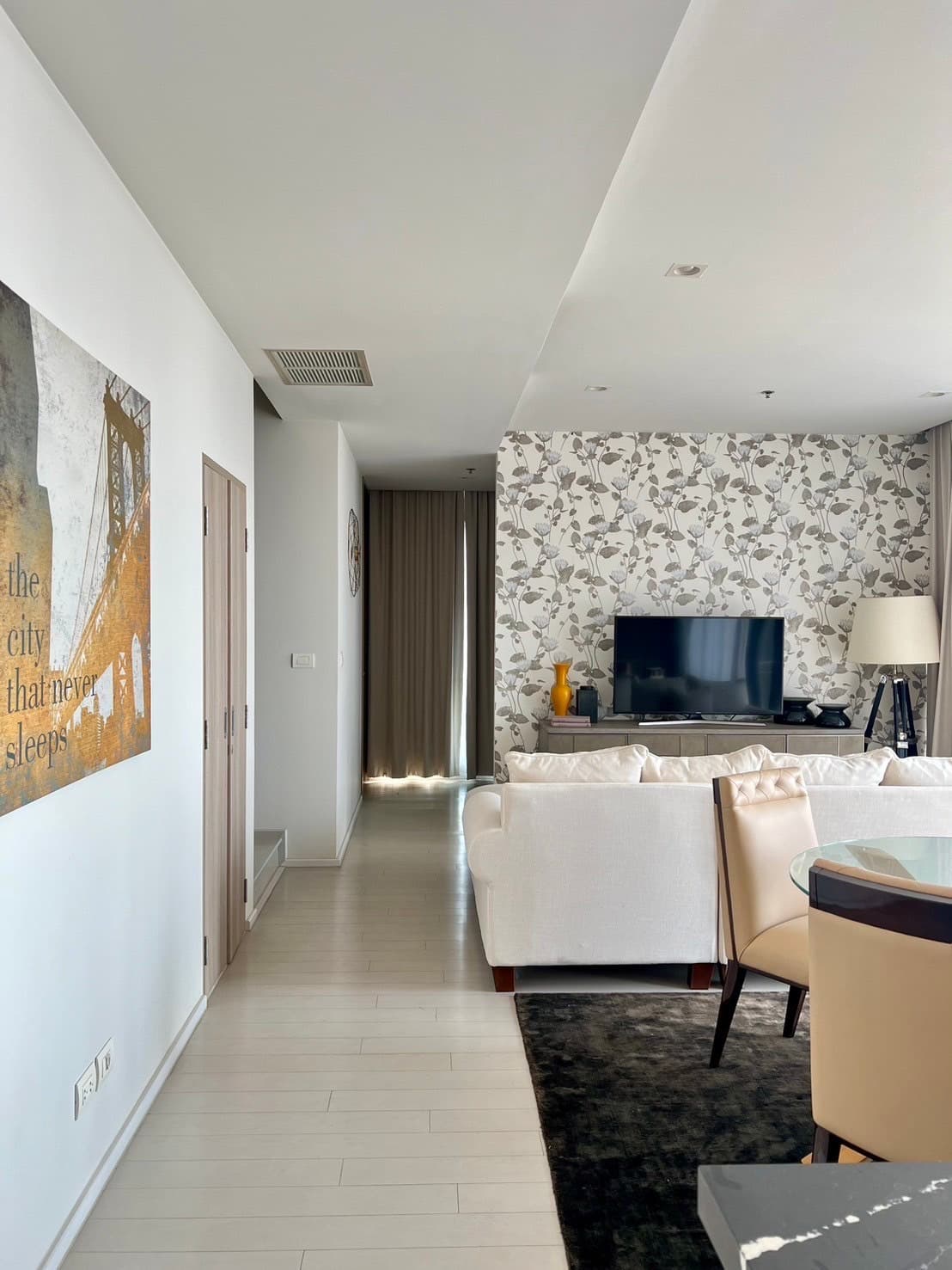 5136 – 105_living_room.jpg