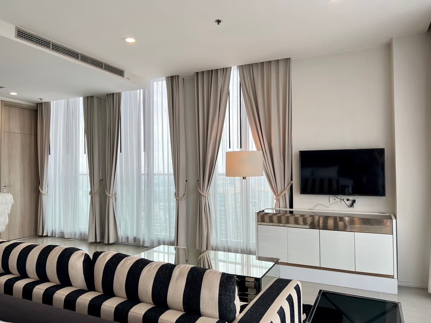 5136 – 107_living_room.jpg