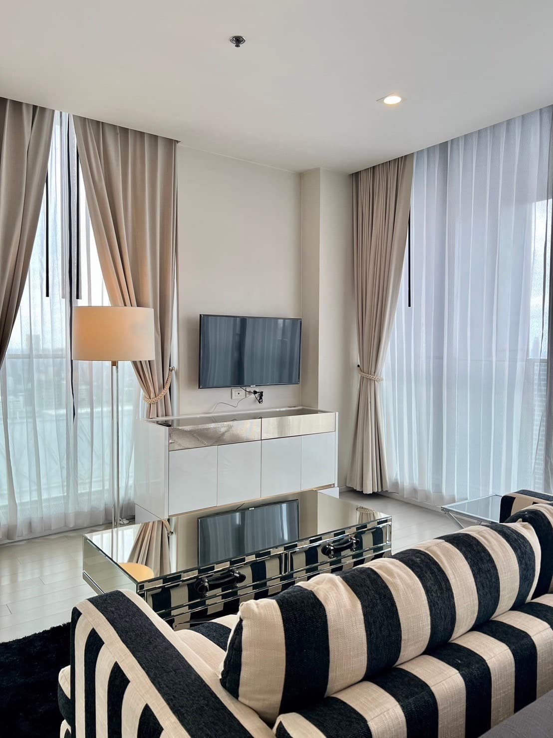 5136 – 108_living_room.jpg