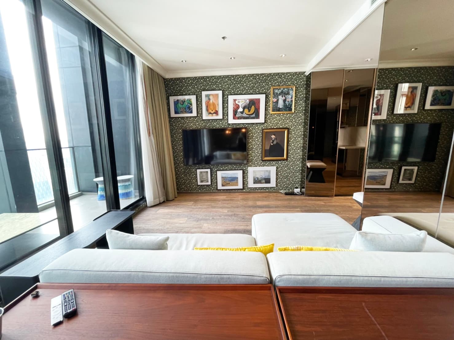 5140 – 103_living_room.jpg