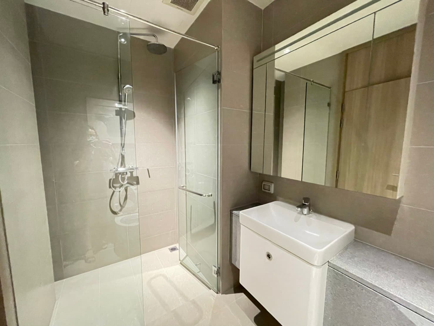 5140 – 302_bathroom.jpg