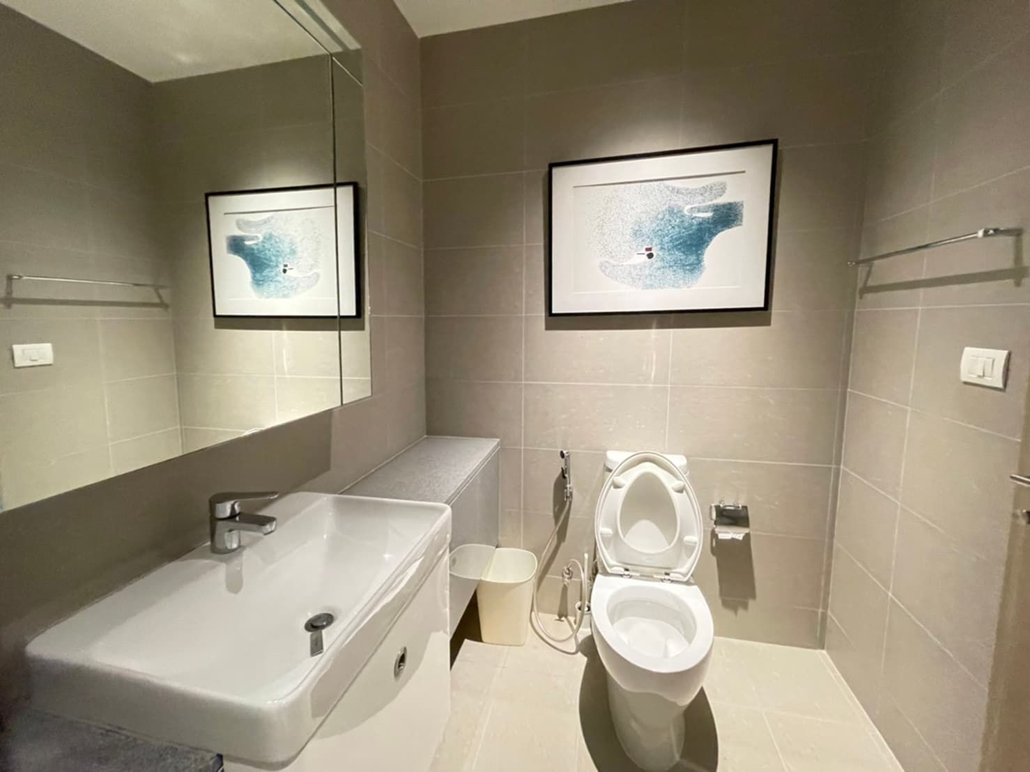5140 – 303_bathroom.jpg