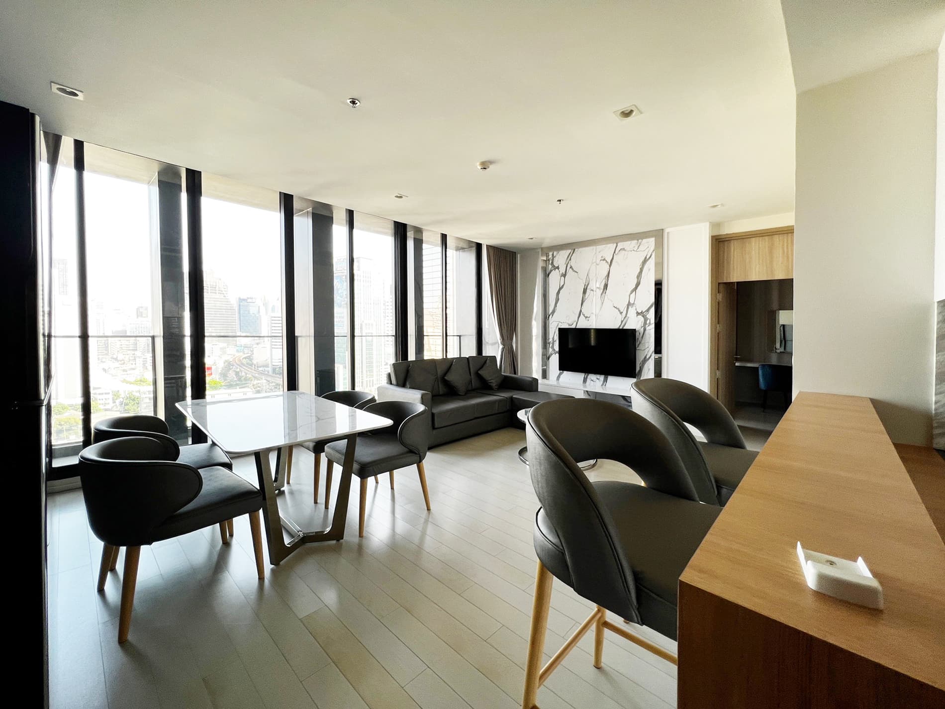 5150 – 102_living_room.jpg