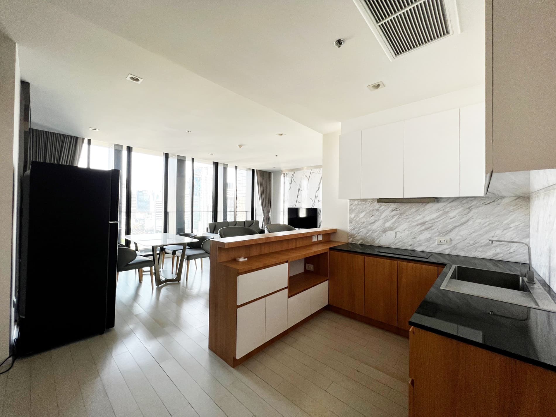 5150 – 103_living_room.jpg