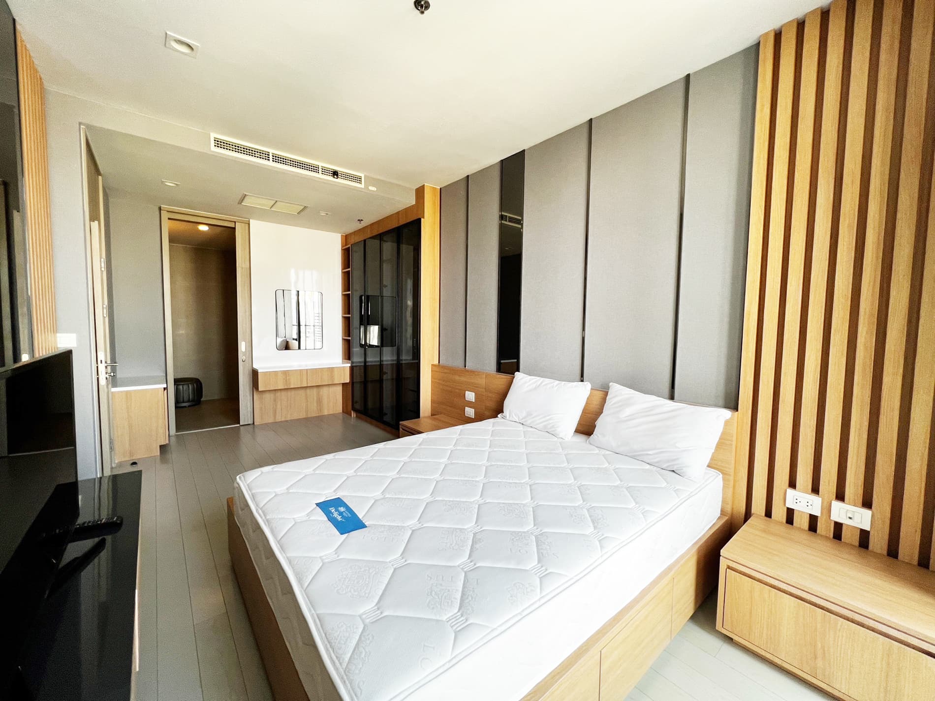 5150 – 202_bedroom.jpg