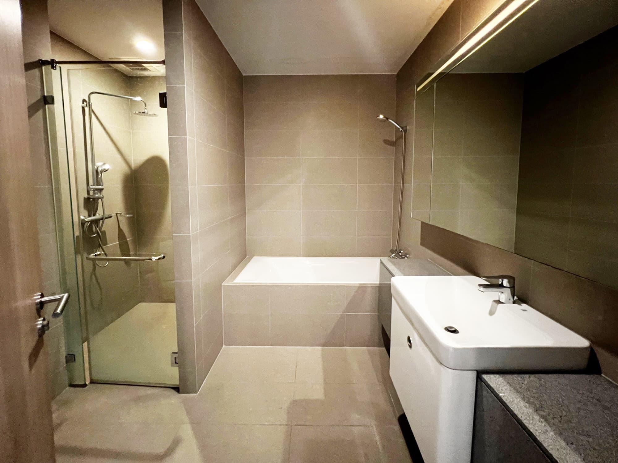 5150 – 301_bathroom.jpg