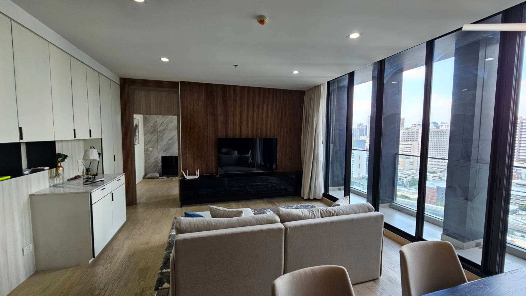 5151 – 102_living_room.jpg