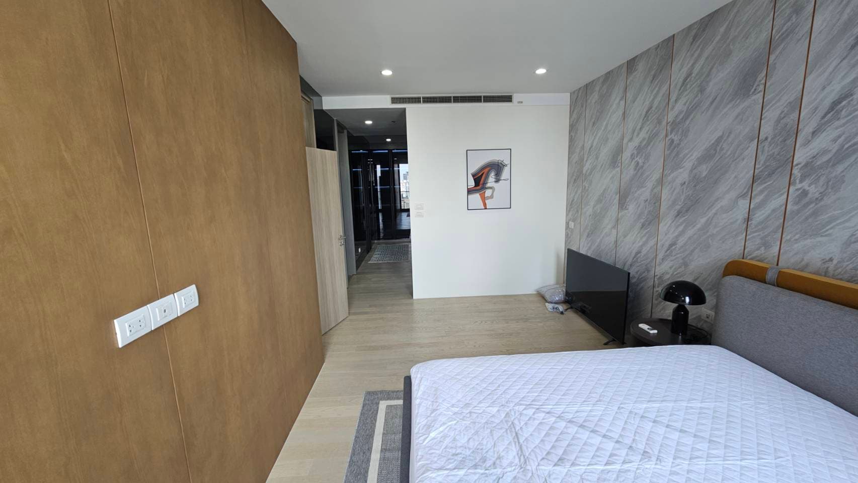 5151 – 203_bedroom.jpg