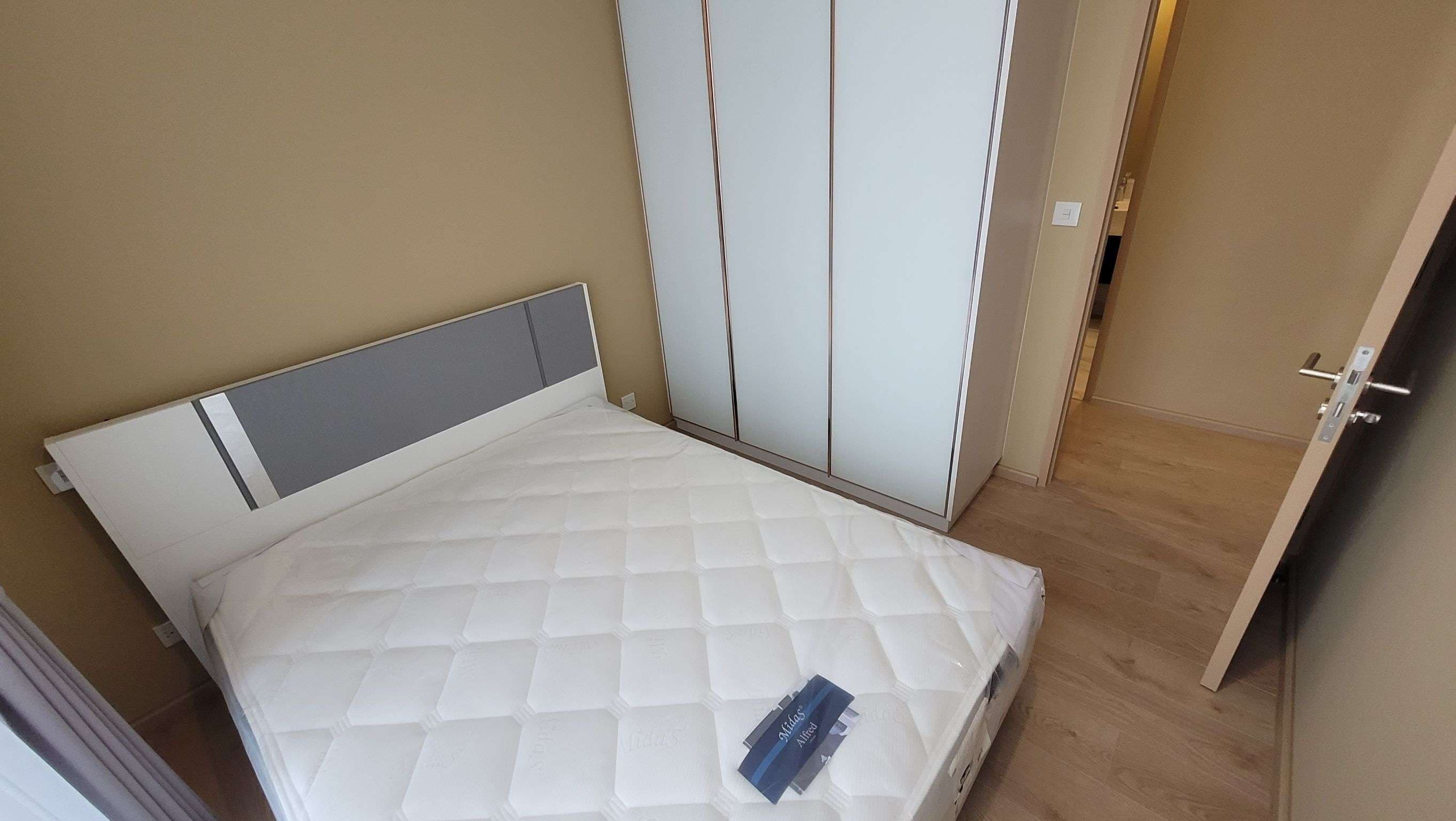 6464 – 221_bedroom.jpg