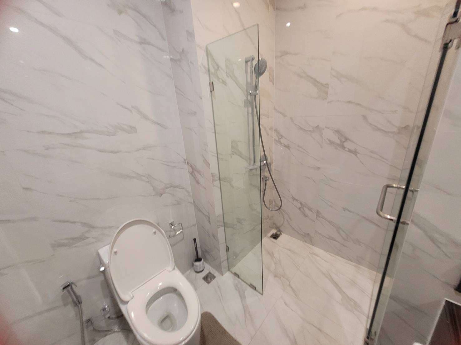 6477 – 303_bathroom.jpg