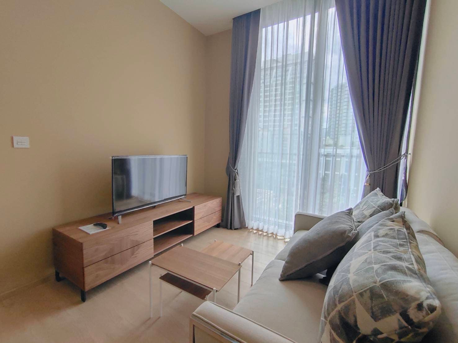 6482 – 123_living_room.jpg