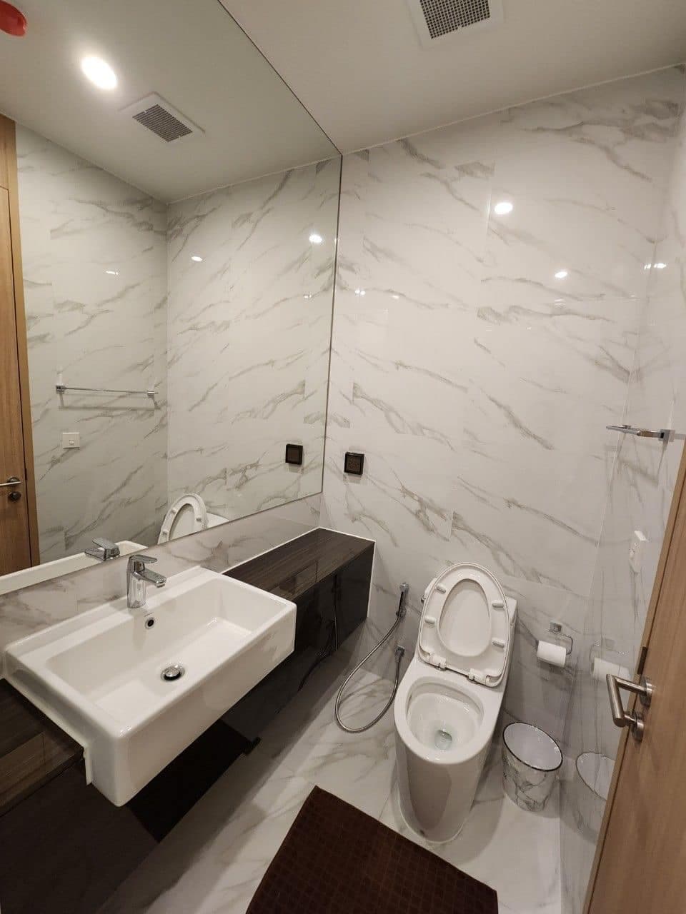 6493 – 313_bathroom.jpg