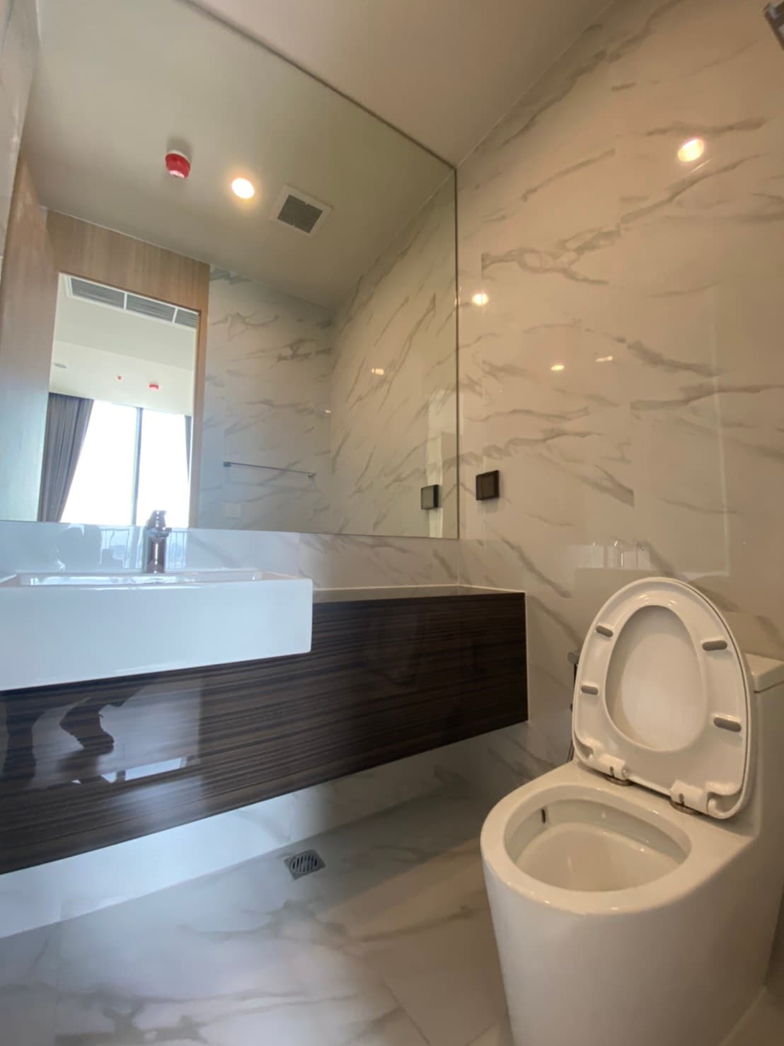 6500 – 319_bathroom.jpg