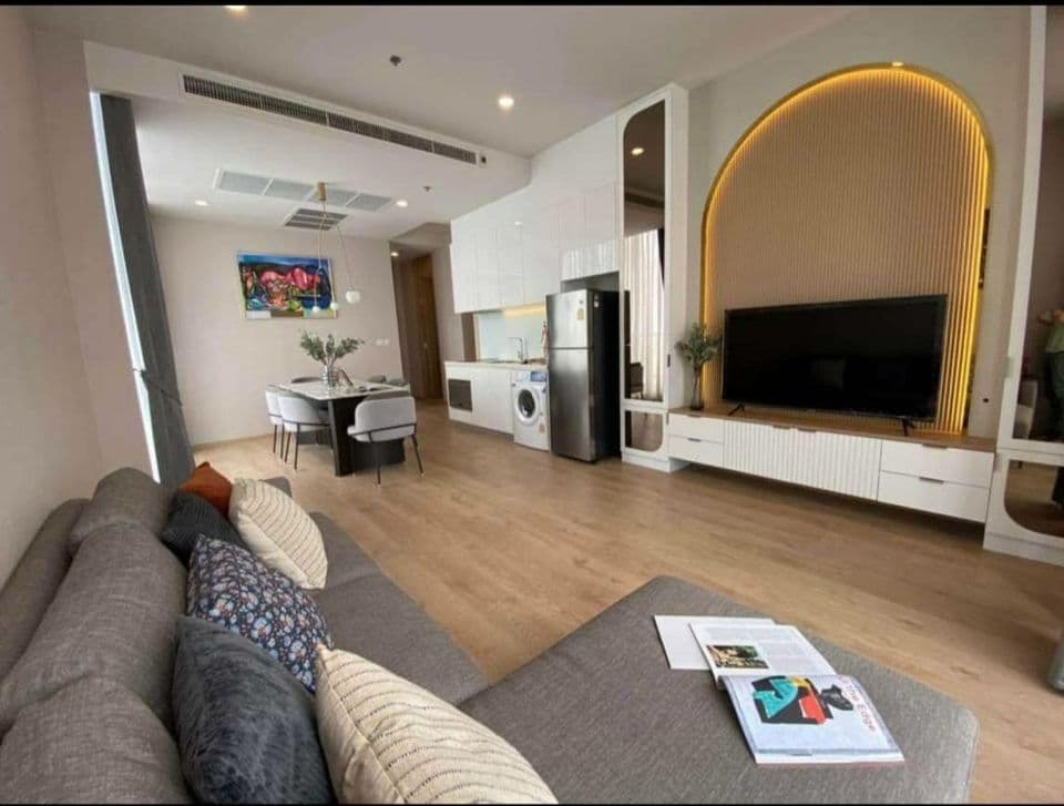 6505 – 103_living_room.jpg