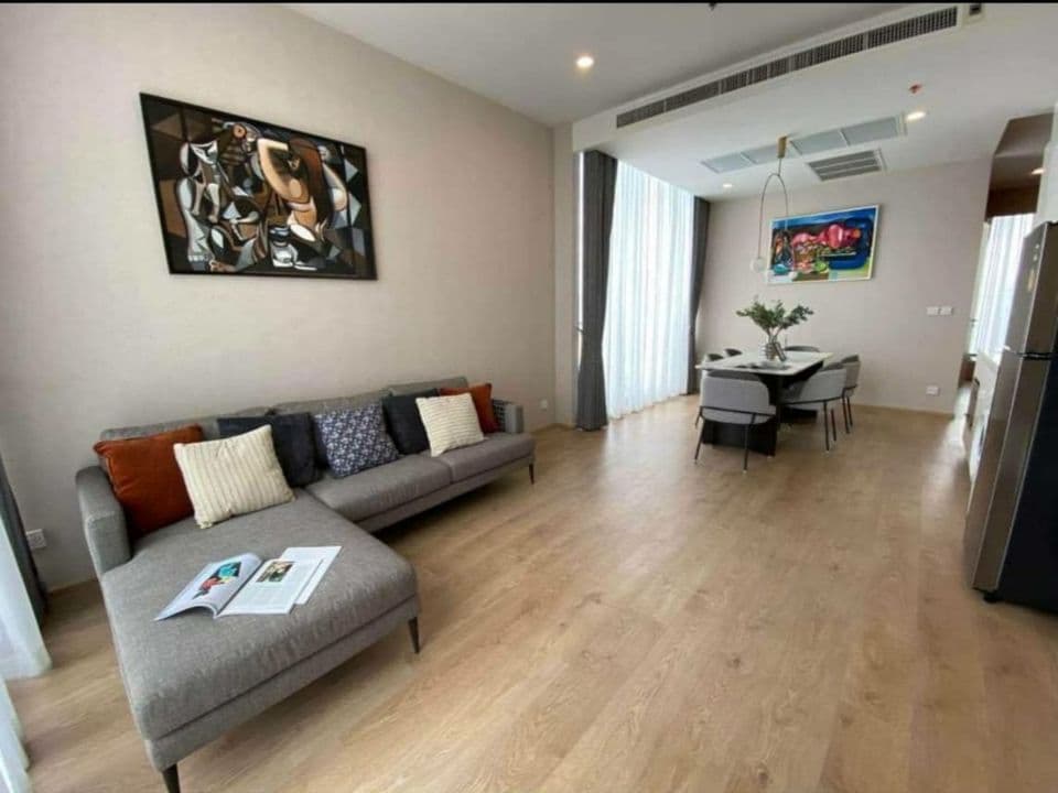 6505 – 162_living_room.jpg