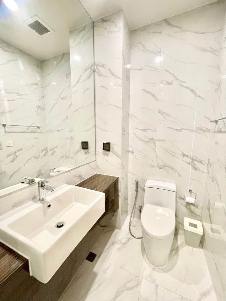 6507 – 302_bathroom.jpg