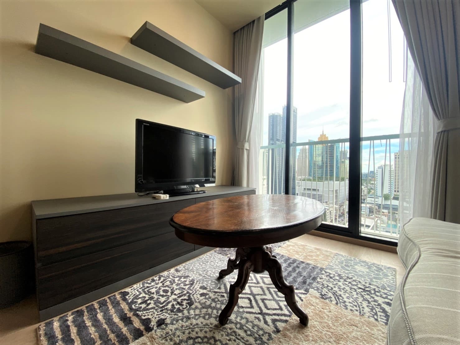 6525 – 165_living_room.jpg