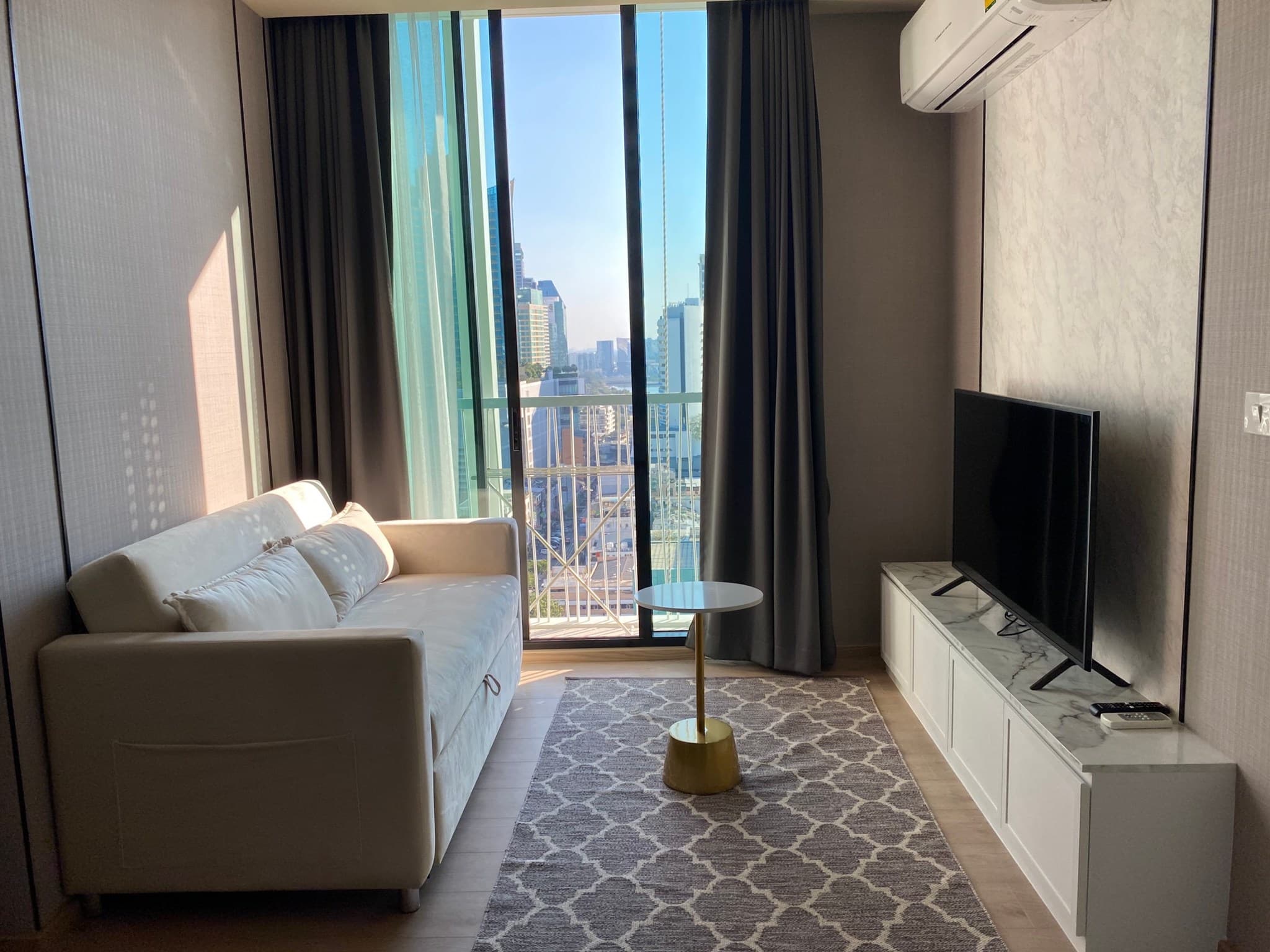 6528 – 1100_living_room.jpg