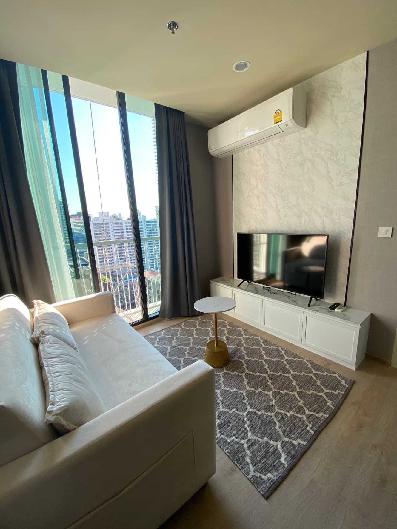 6528 – 164_living_room.jpg