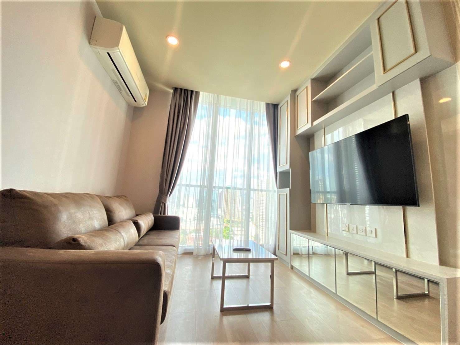 6537 – 180_living_room.jpg