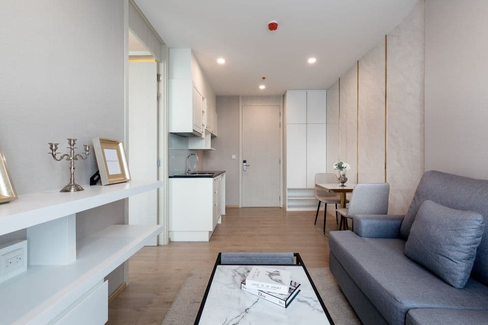 6540 – 132_living_room.jpg