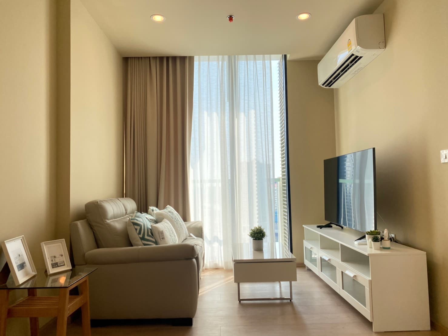 6553 – 170_living_room.jpg