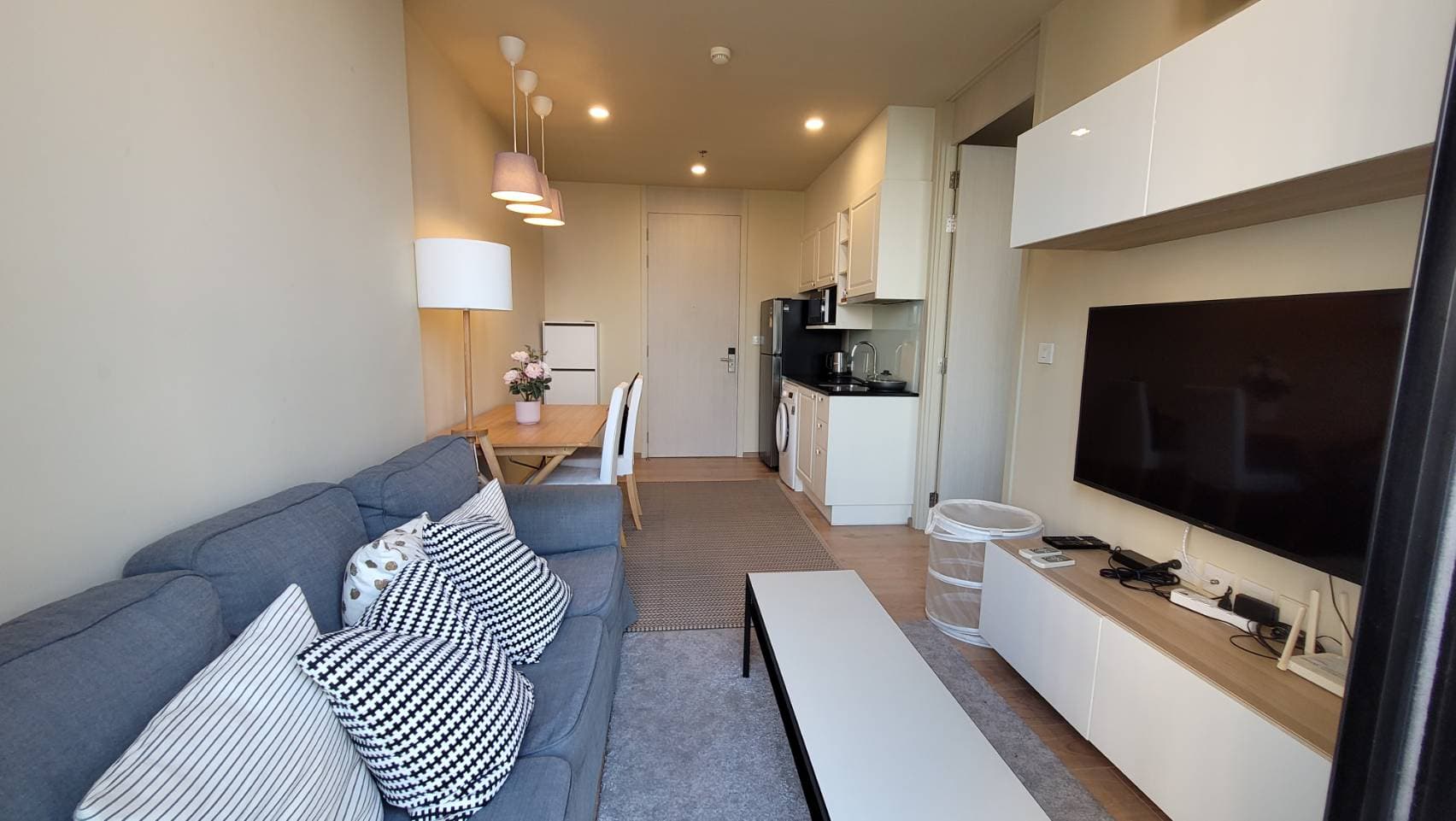 6561 – 176_living_room.jpg